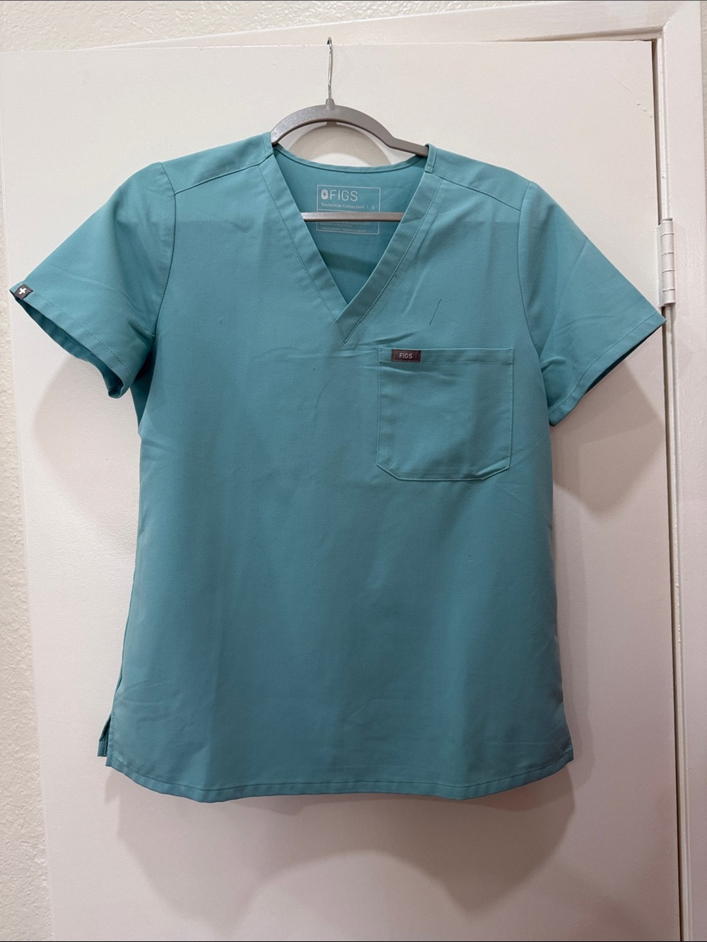 FIGS Women’s Catarina Scrub top- Seaglass